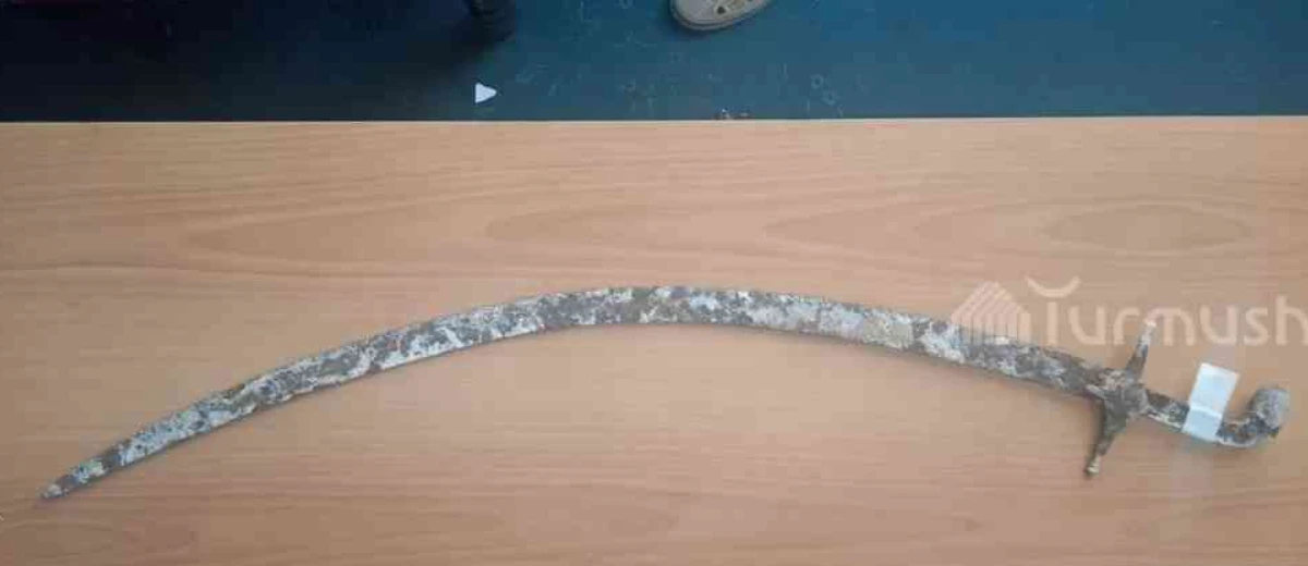 Thanh kiếm kỵ binh lưỡi cong thế kỷ 12 hé lộ bí ẩn chiến trận