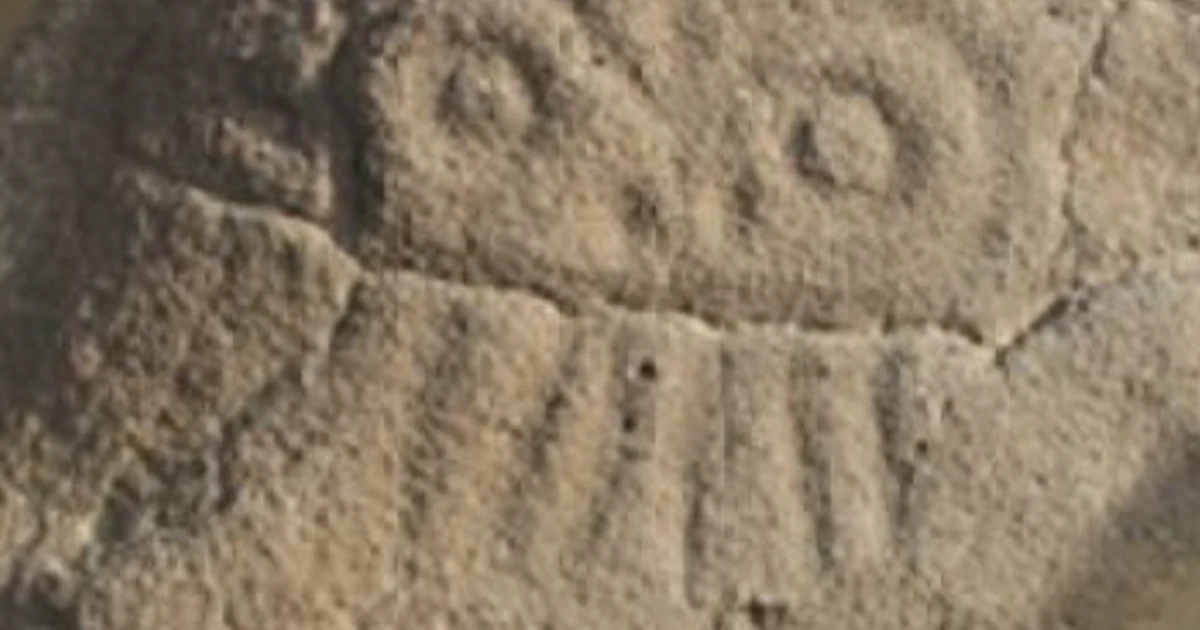 Phát hiện khối đá cổ 7.700 năm với hình mặt kỳ quái tại Mông Cổ