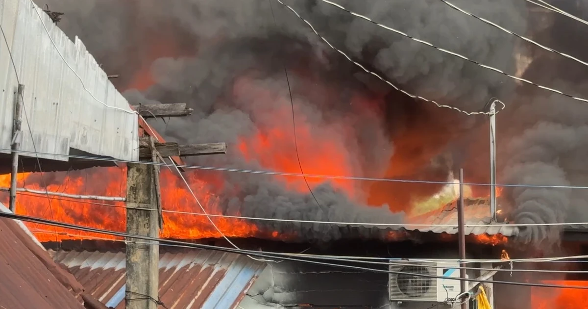 Cháy lớn phía sau chợ Bình Trưng TP HCM sáng 11/1