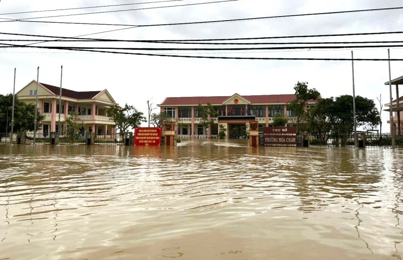 Lũ lên nhanh, TP Huế cho học sinh nghỉ học
