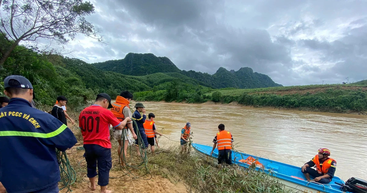 Công an bám dây thừng, cứu 3 người bị cô lập giữa dòng lũ xiết