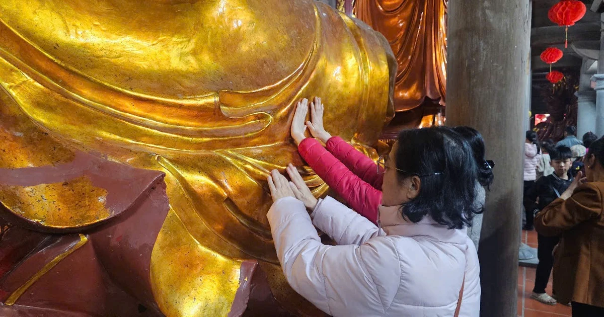 Rút quẻ thẻ, quệt tiền tượng Phật… tại chùa Tranh Hải Phòng