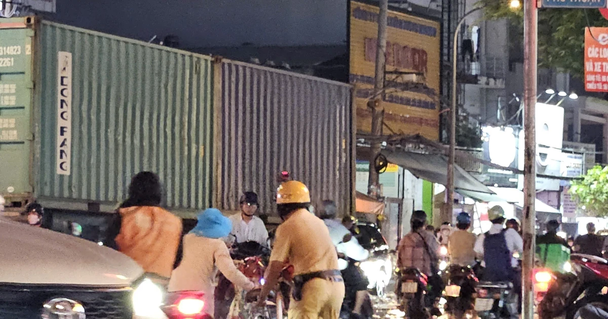 Triều cường lịch sử, người dân TP HCM về nhà trong 'biển nước'