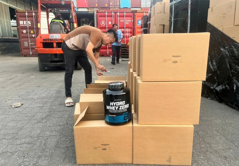 Triệt phá đường dây buôn lậu thực phẩm chức năng quy mô lớn