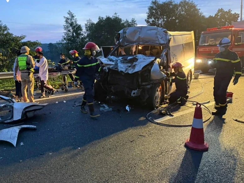 Điều tra nguyên nhân vụ tai nạn trên cao tốc khiến 13 người thương vong