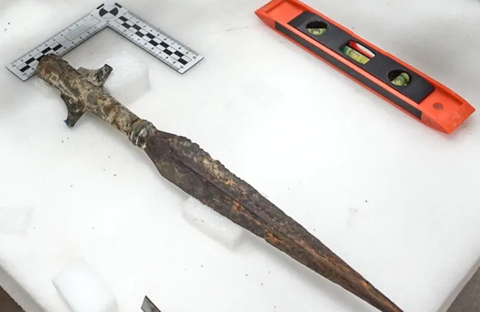 Ngọn giáo bí ẩn thời Trung Cổ được khai quật tại hồ Lednica