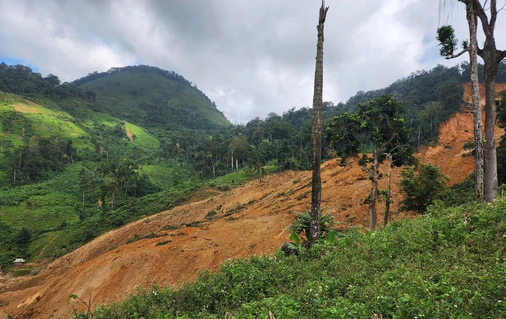 Sạt lở kinh hoàng giữa trời nắng ráo ở Đà Nẵng, 3 người mất liên lạc