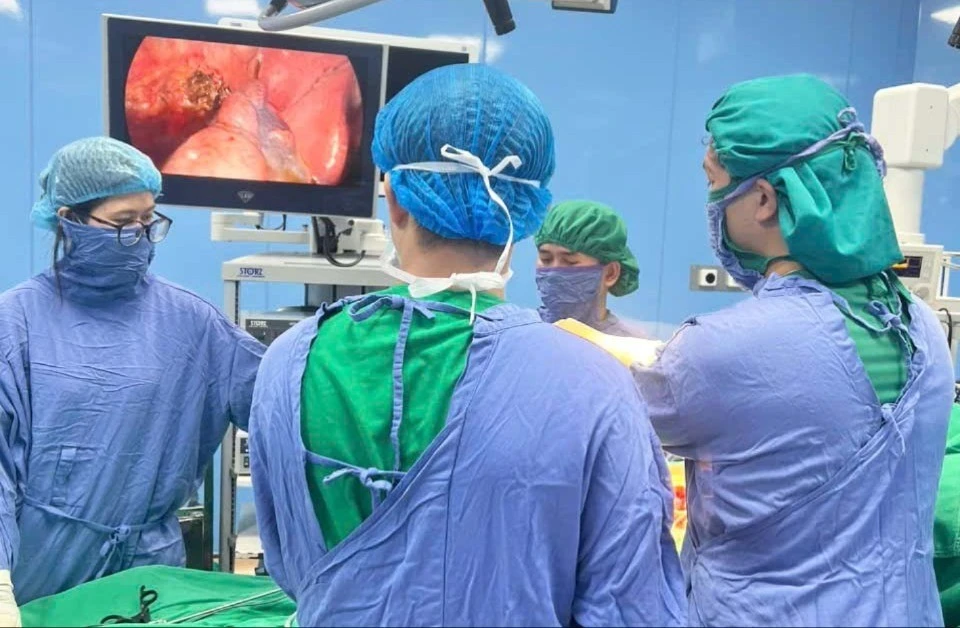 Ca mổ nội soi u trung thất sát cột sống thành công tại Bệnh viện Bãi Cháy