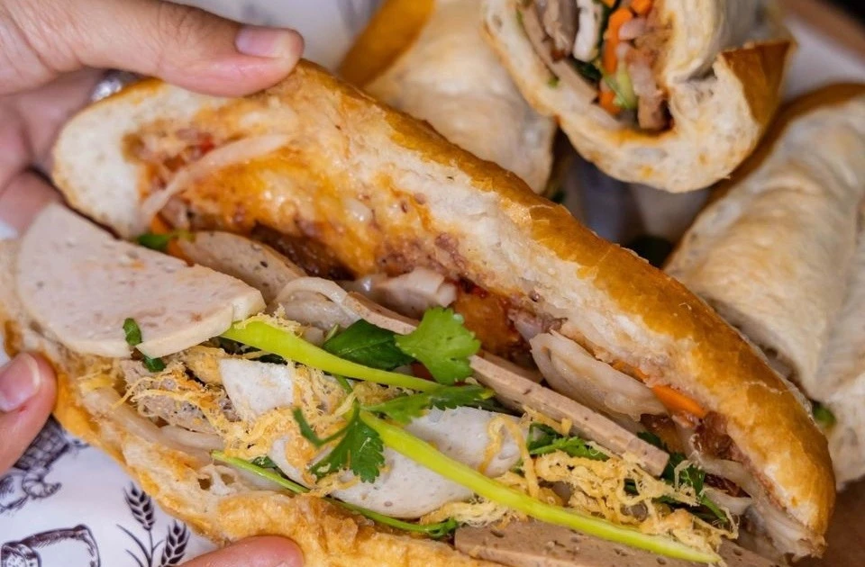 Gần 100 người ngộ độc thực phẩm tại Lâm Đồng, chủ xe bánh mì bị phạt 92 triệu