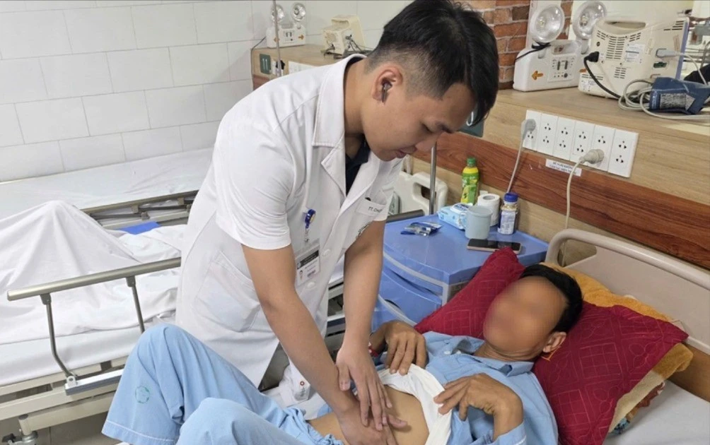 Cứu nam bệnh nhân bị ngộ độc mật cá trắm