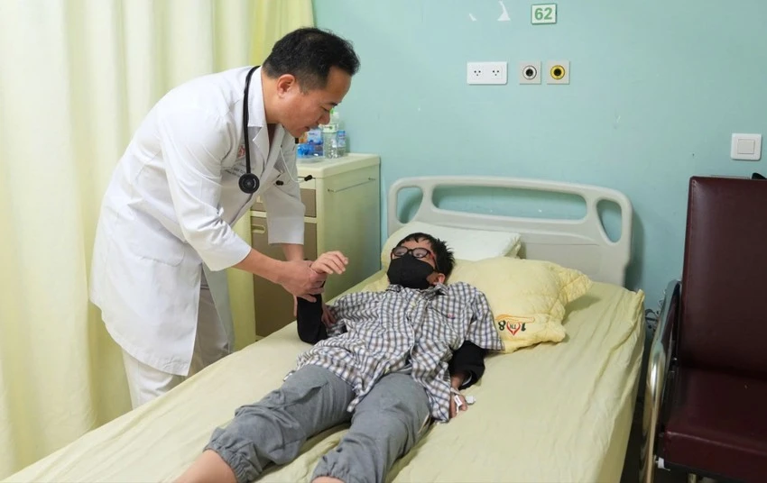 Trẻ 8 tuổi bị đột quỵ, bác sĩ cảnh báo dấu hiệu không nên bỏ qua