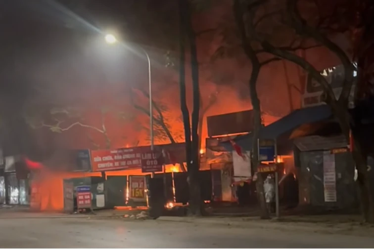 Cháy lớn trong đêm mùng 2 Tết tại Hà Nội, khói đen cuồn cuộn