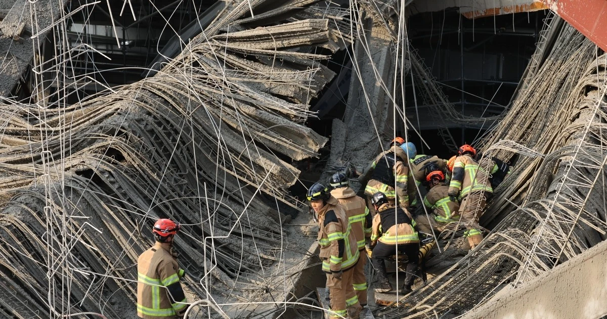 Hiện trường sập công trình thư viện ở Hàn Quốc, 2 người tử vong