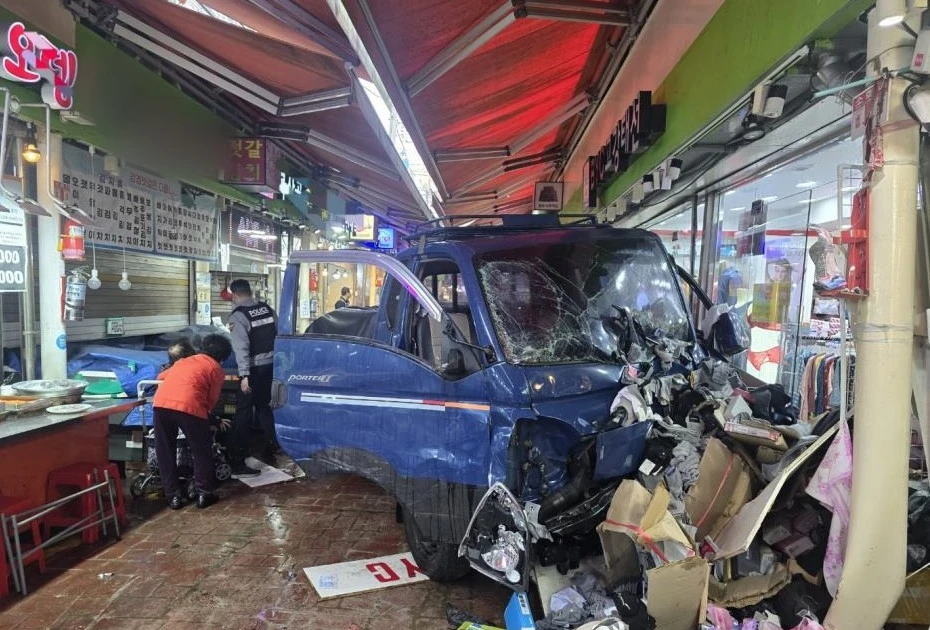 Xe tải lao vào khu chợ ở Hàn Quốc, 20 người thương vong