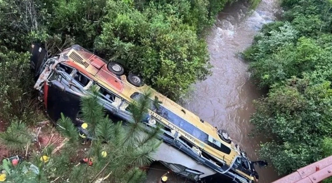 Lật xe buýt ở Argentina, hơn 40 người thương vong