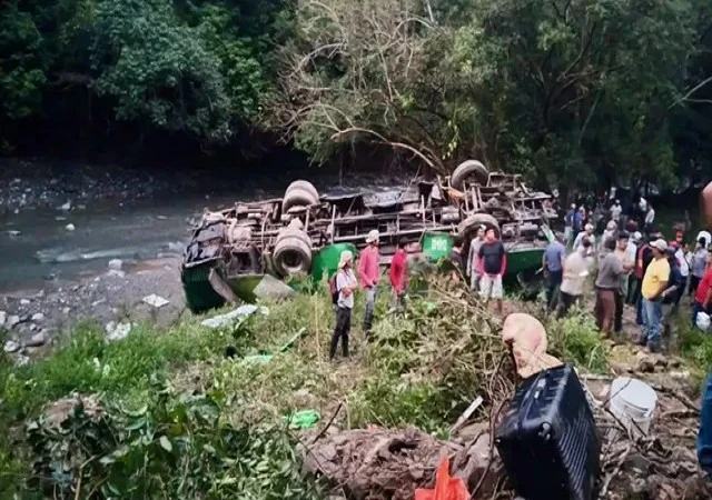 Lật xe buýt ở Mexico, hơn 40 người thương vong
