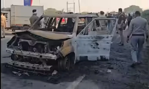 Xe cứu thương bất ngờ bốc cháy, 4 người tử vong