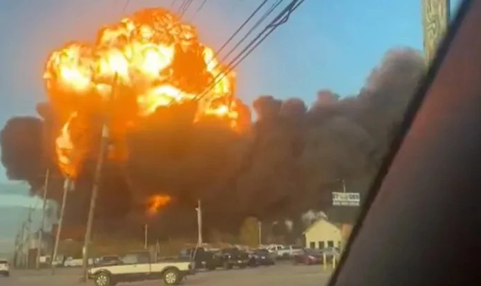 Khoảnh khắc kinh hãi máy bay chở hàng rơi ở Mỹ, cháy ngùn ngụt