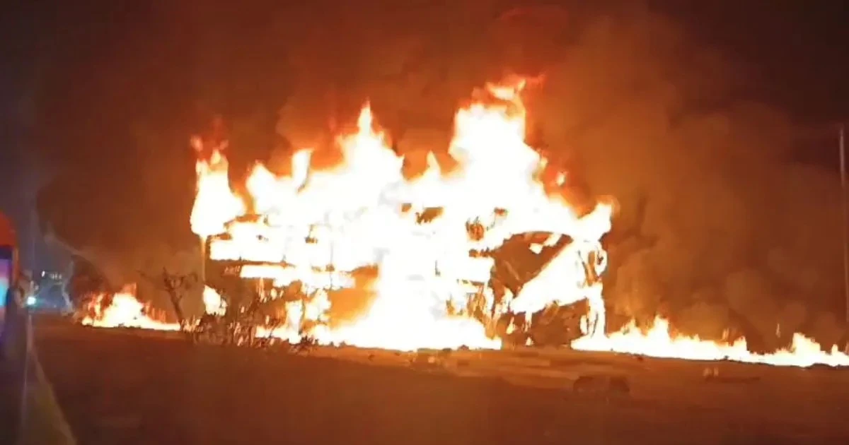 Xe buýt bốc cháy sau va chạm với xe tải, nhiều người thiệt mạng