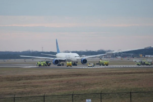 Máy bay chở 290 người hạ cánh khẩn ở Mỹ vì hỏng động cơ