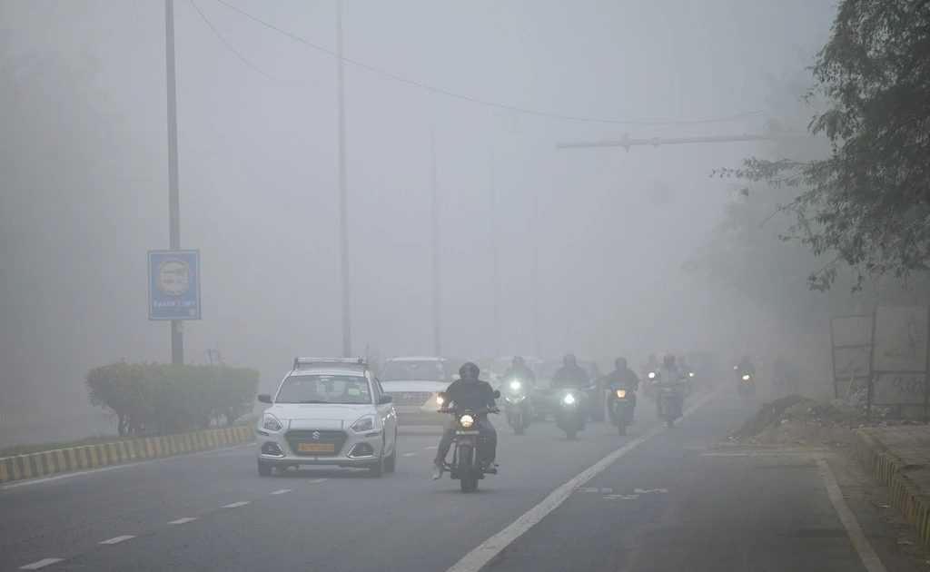 Hình ảnh sương mù dày đặc bao trùm thủ đô Ấn Độ
