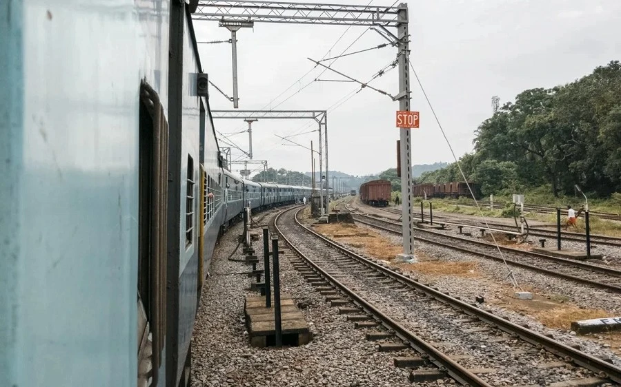 Tàu hỏa đâm trúng nhóm công nhân đường sắt, 4 người tử vong