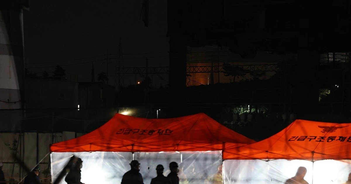 Hiện trường sập tháp lò hơi ở Hàn Quốc, nhiều công nhân mắc kẹt