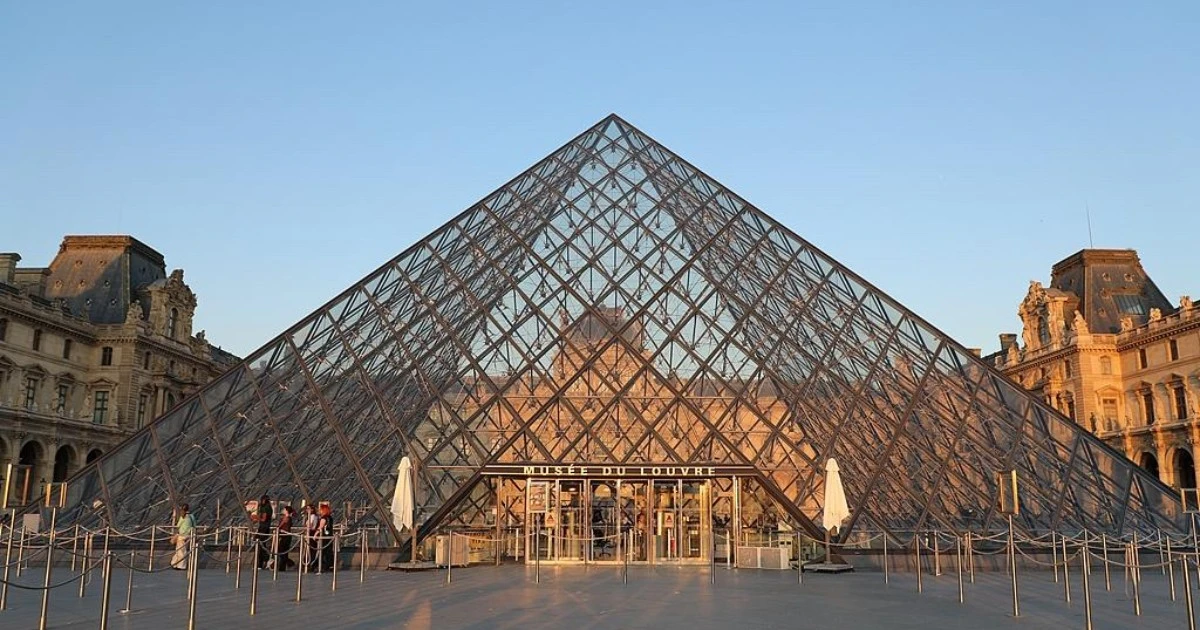Bắt giữ hai nghi phạm vụ trộm tại Bảo tàng Louvre