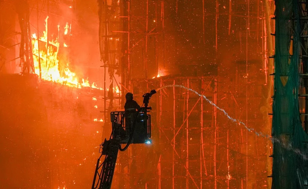 Toàn cảnh vụ cháy chung cư ở Hong Kong, nhiều thương vong