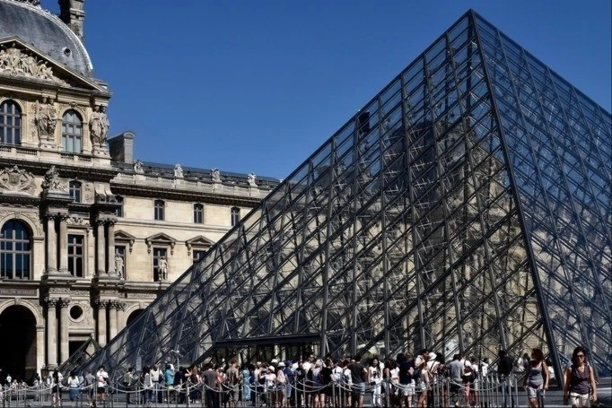 Pháp bắt thêm 4 nghi phạm vụ trộm tại Bảo tàng Louvre