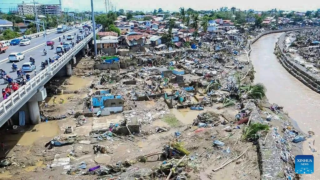 Cảnh tan hoang ở Philippines sau bão Kalmaegi