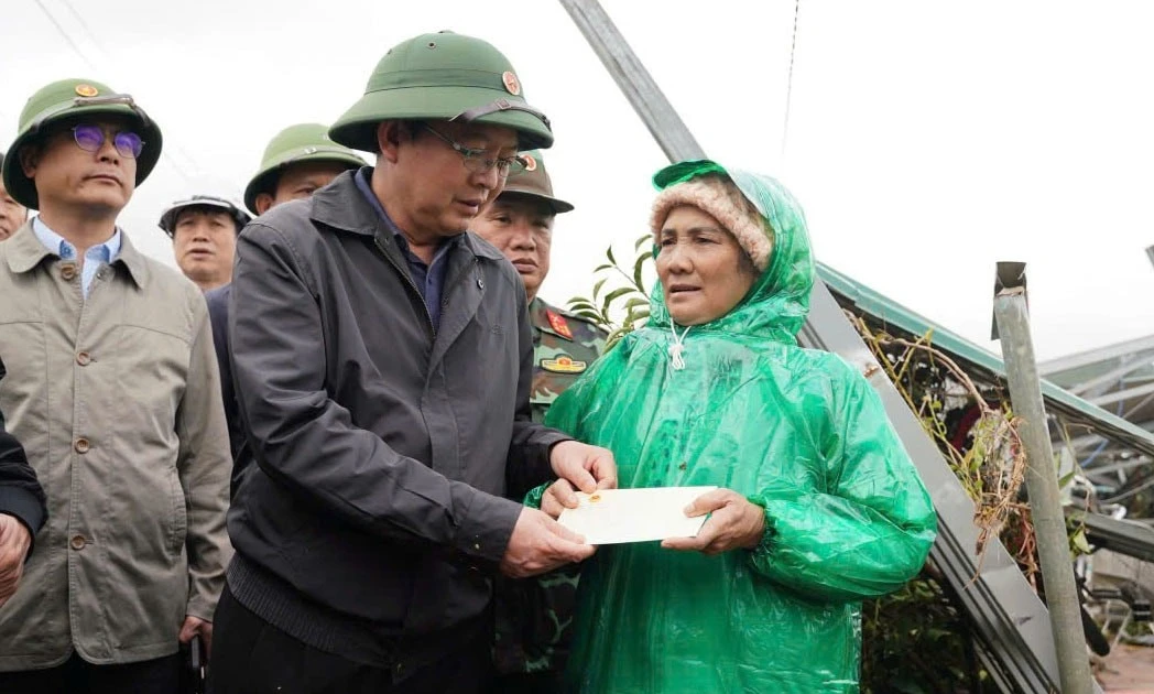 Phó Thủ tướng Hồ Quốc Dũng kiểm tra, động viên người dân vùng lũ Lâm Đồng