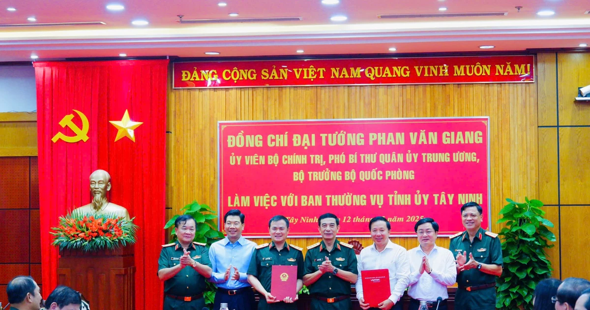 Bộ trưởng Bộ Quốc phòng Phan Văn Giang làm việc với Tỉnh ủy Tây Ninh