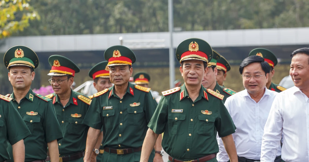 Bộ trưởng Bộ Quốc phòng làm việc với Sư đoàn 5, Quân khu 7