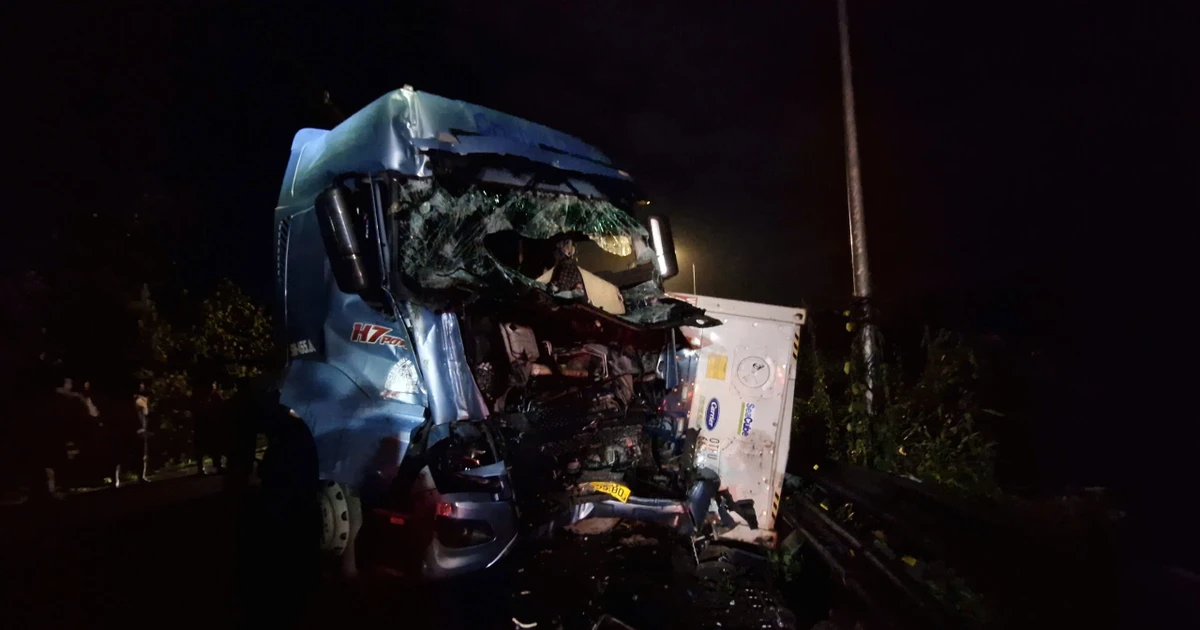 Xe container mất thắng lao vào xe tải, đèo Bảo Lộc tê liệt