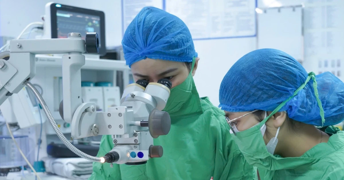 Đá bắn vào mắt khi phát đồi, người đàn ông rách củng mạc mắt nguy hiểm