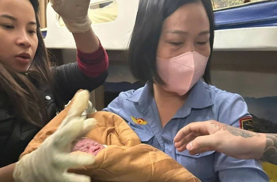 Nghẹt thở ca sinh non trên tàu hỏa đang chạy