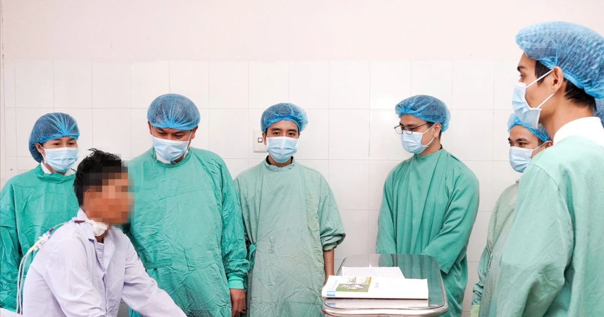 Thực hiện thành công ca ghép thận đồng thời cắt bỏ thận đa nang khổng lồ