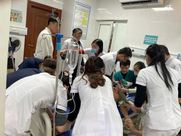 Cứu sống người đàn ông 63 tuổi bất ngờ đổ gục, hôn mê khi đang khám bệnh