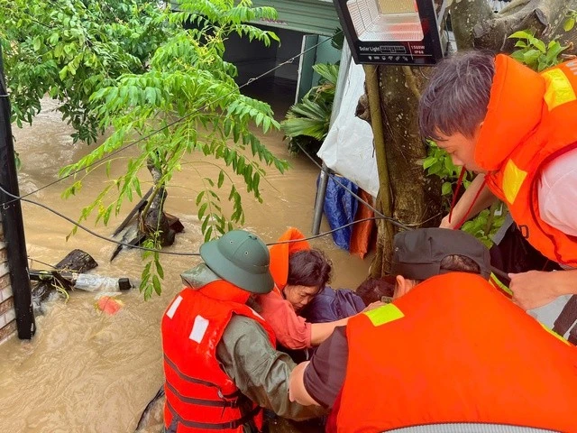 Thiệt hại nặng nề do mưa lũ miền Trung, nhiều địa phương ngập sâu