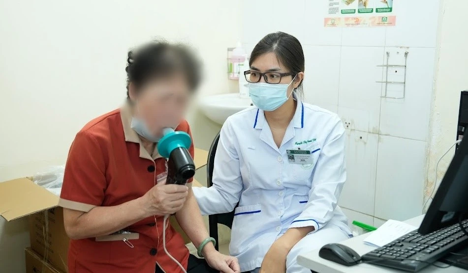 Bệnh viện Bạch Mai tổ chức thăm khám sàng lọc miễn phí bệnh phổi tắc nghẽn