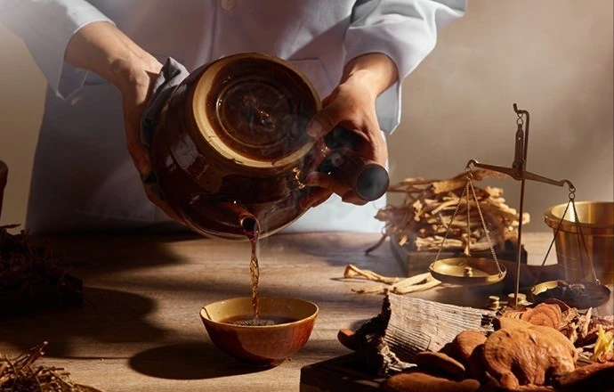 Lạm dụng thuốc nam chữa bệnh, người đàn ông bị hôn mê gan