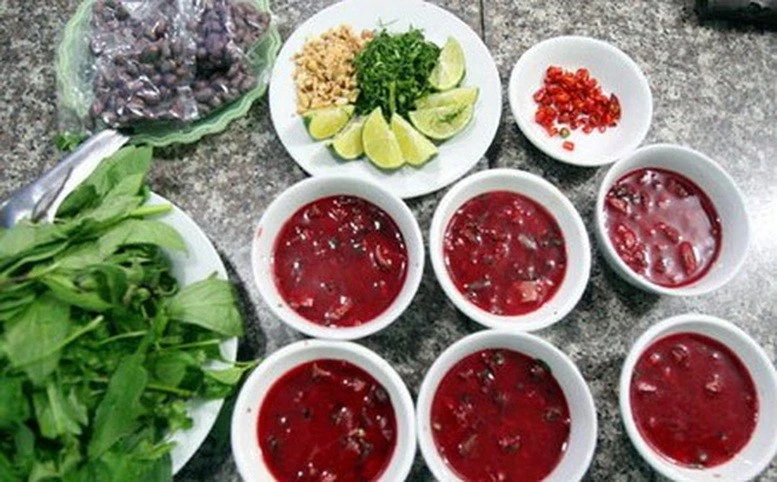 Người đàn ông 32 tuổi nguy kịch sau khi ăn tiết canh lợn