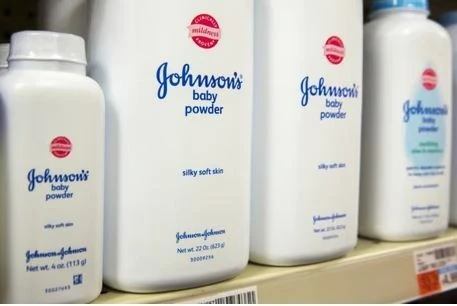 Johnson & Johnson đối mặt vụ kiện lớn về phấn rôm nhiễm amiăng tại Anh