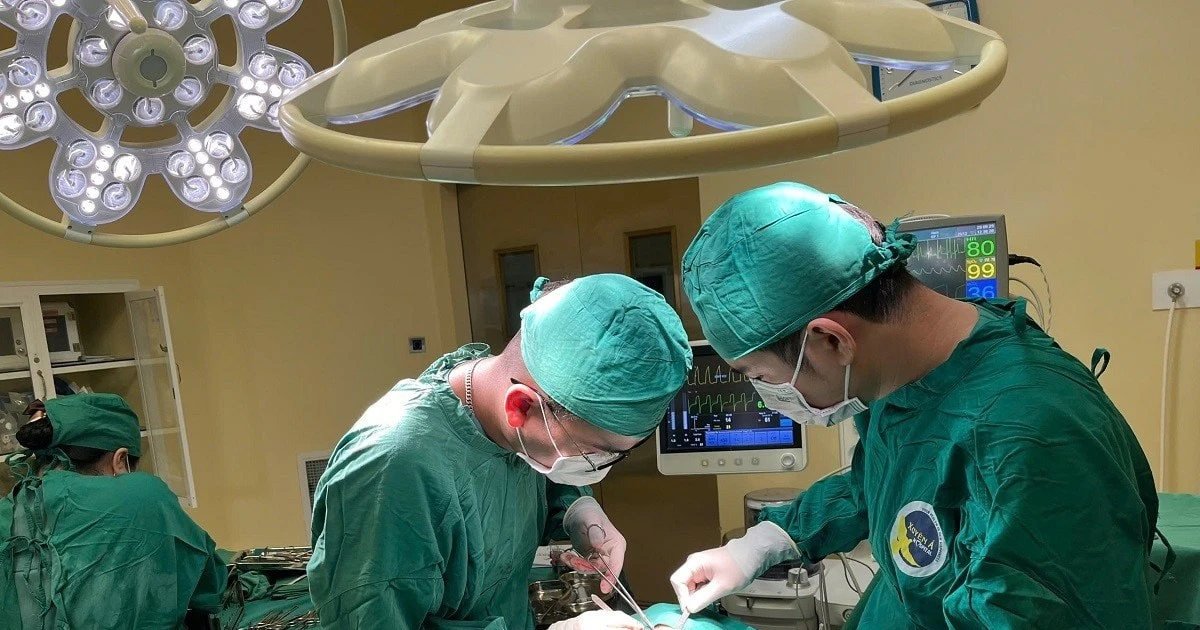 Cứu sống cụ ông 74 tuổi bị thương nặng do vòi xịt nước áp lực cao