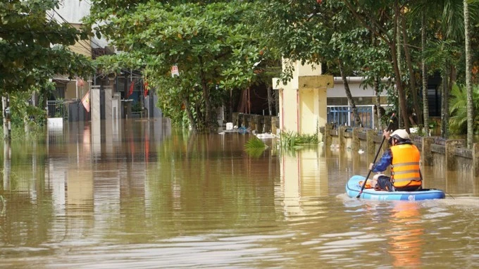 Thiệt hại do mưa lũ miền Trung, hàng chục người thiệt mạng, nhà cửa ngập sâu