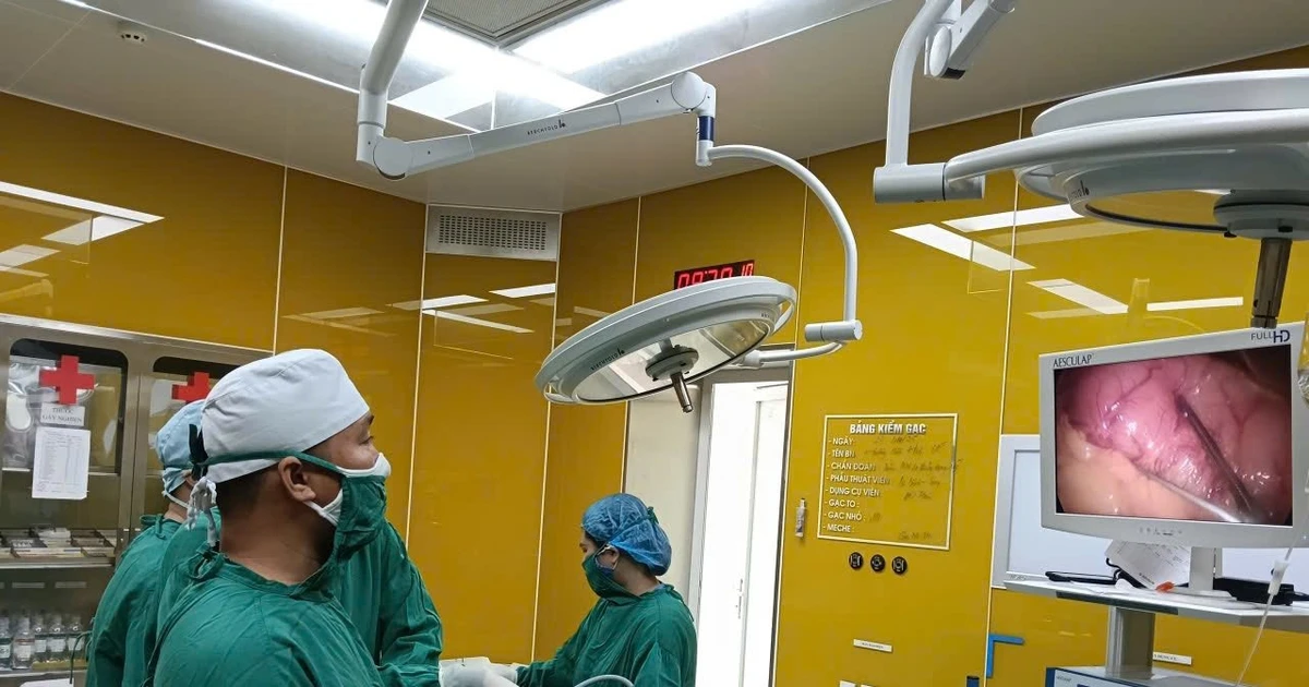 Cứu sống bệnh nhân 68 tuổi bị dị vật kim loại xuyên thủng dạ dày