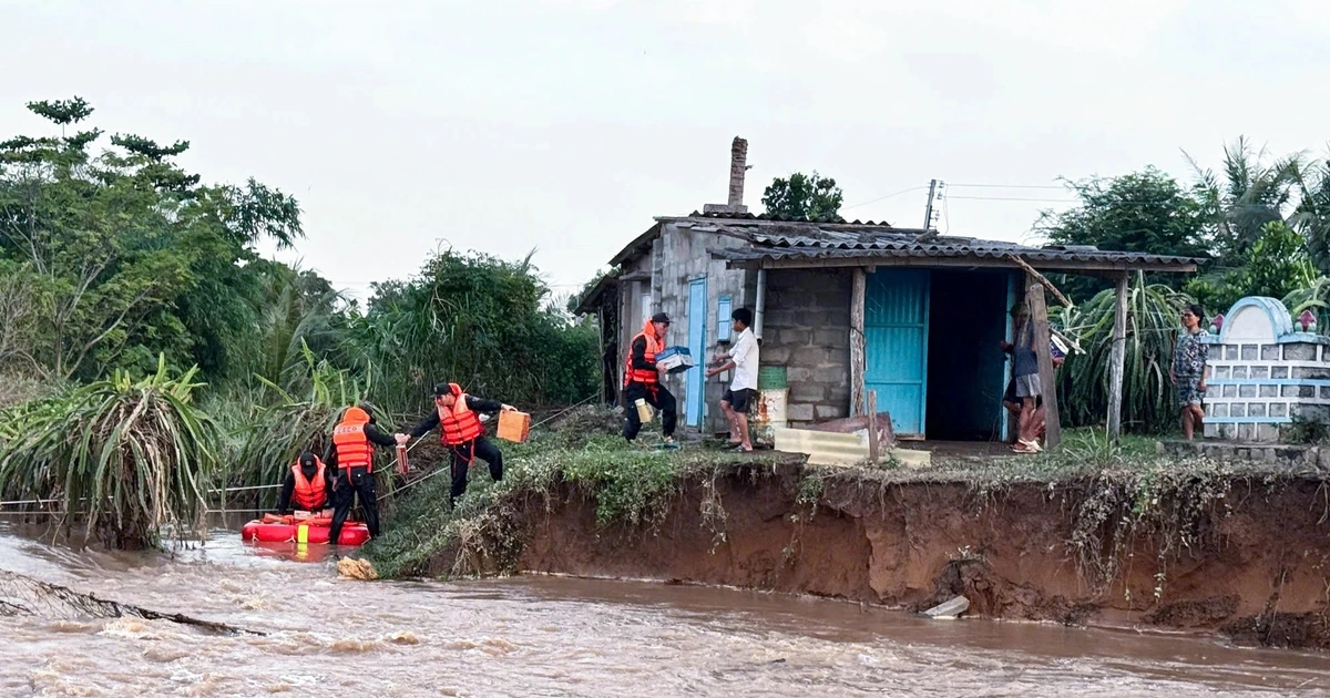 Lũ cuốn trôi đường bê tông, 13 hộ dân ở Lâm Đồng bị cô lập