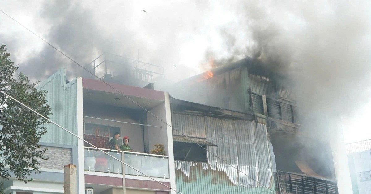 Cháy nhà 4 tầng trong hẻm ở Đà Nẵng, lửa bùng lên cùng tiếng nổ lớn