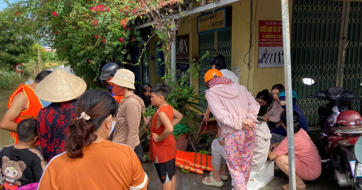 Lực lượng chức năng Lâm Đồng ứng cứu người dân trong tâm lũ Hàm Thắng